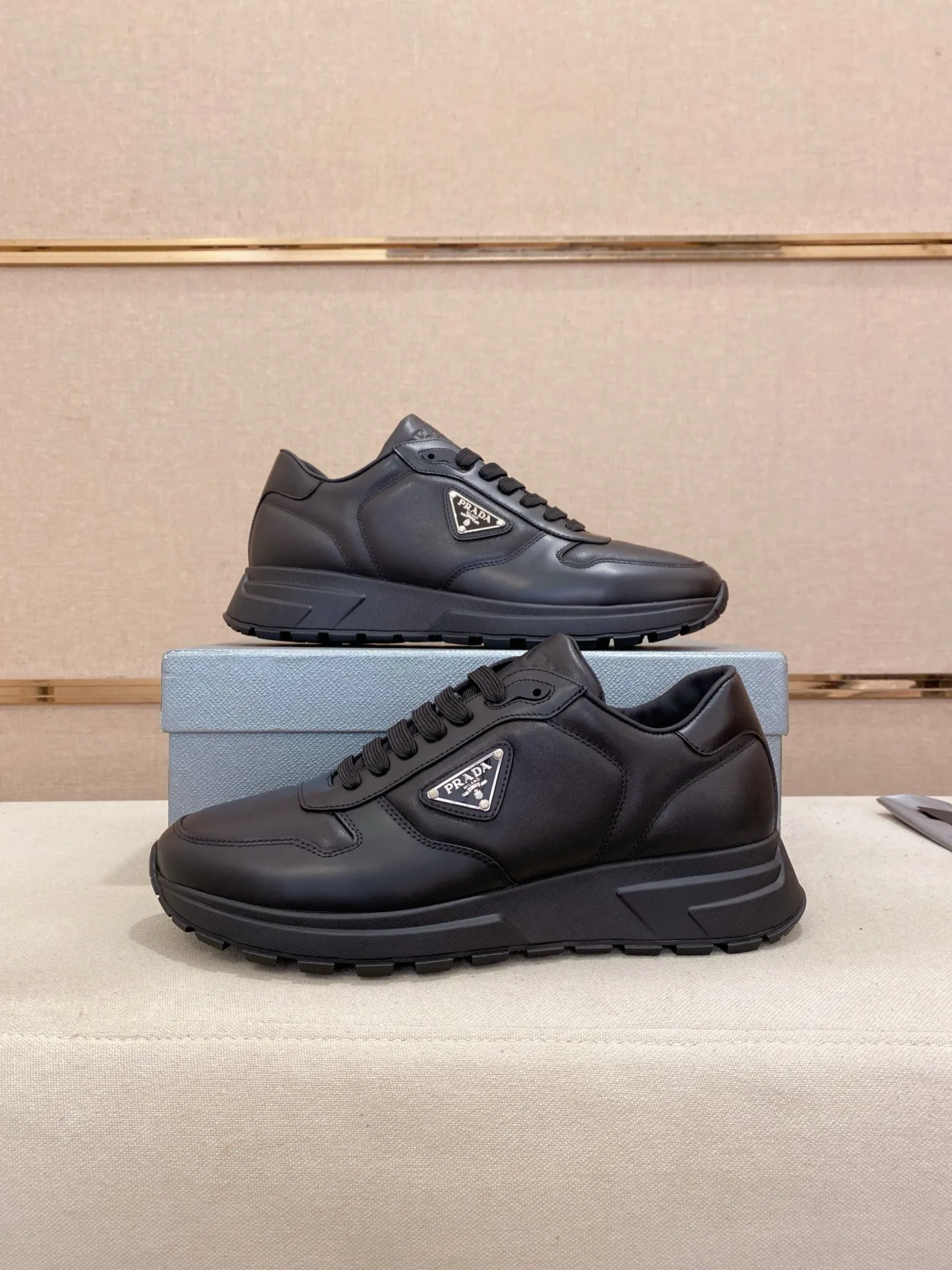 Factory price 540💰 ✔️✔️✔️High version High-quality new PRADA counters are on the market at the same time. The new men's shoes and 😘fabrics are selected from imported first-layer cowhide and are made by pure handcrafts. Lining: Full cowhide lining. 👍🏿 High-end ☄️ air-cushion molded anti-slip rubber outsole, exquisite lines, simple and elegant, comfortable and high-end for leisure travel. Code number: 38 to 44